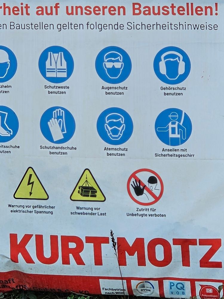 Baustellenschild mit Sicherheitshinweisen und dem Namen "Kurt Motz".