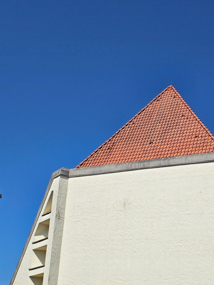 Kubistisch anmutende Kirchenarchitektur.