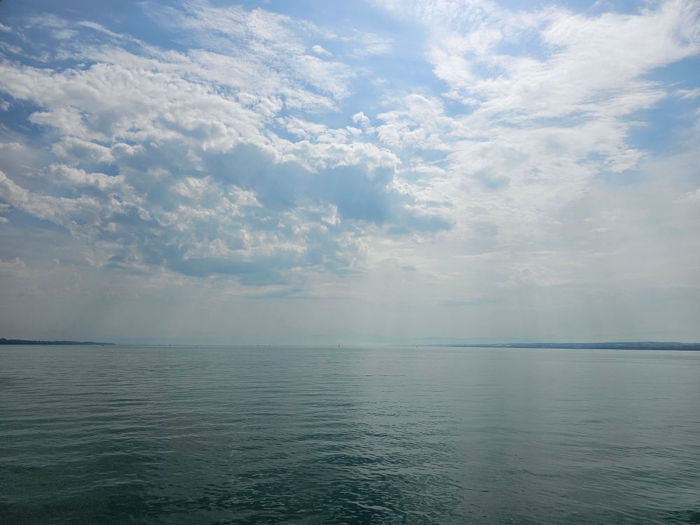 Bewölkter Himmel über dem Bodensee. 