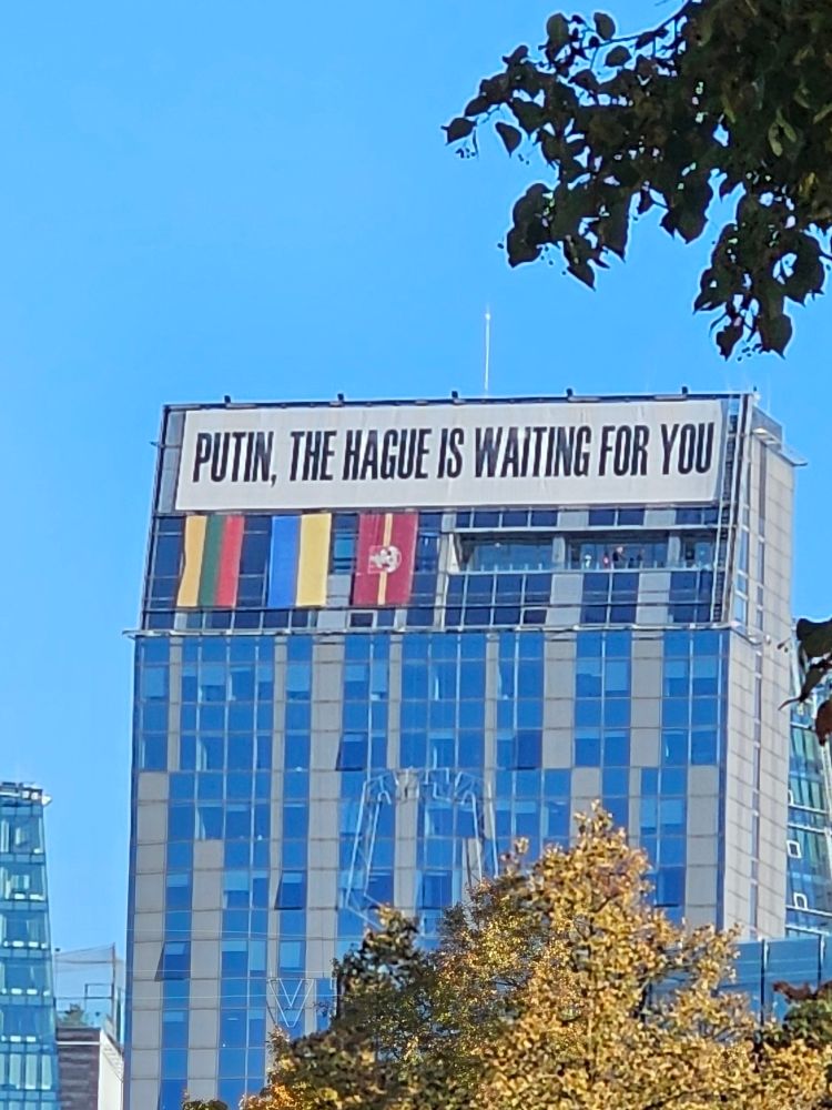 Hochhaus in Vilnius mit der Aufschrift "Putin, The Hague is waiting for you."