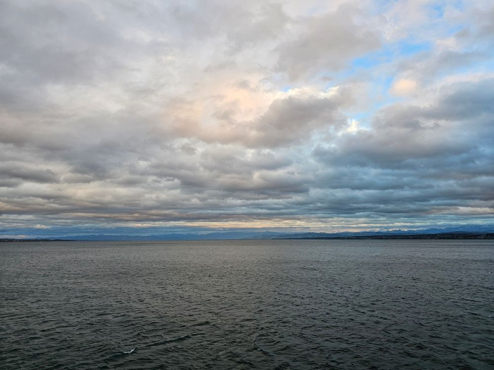Gestaffelte Wolken über dem Bodensee. 