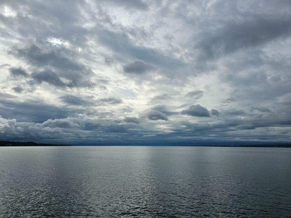 Mehrere Wolkenschichten über dem Bodensee. 