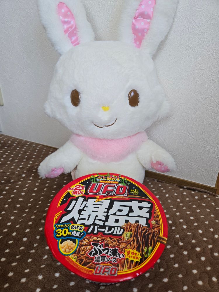 日清焼そばUFO 爆盛バーレル
メルちゃん＞揚げ玉ボンバーってなぁに？