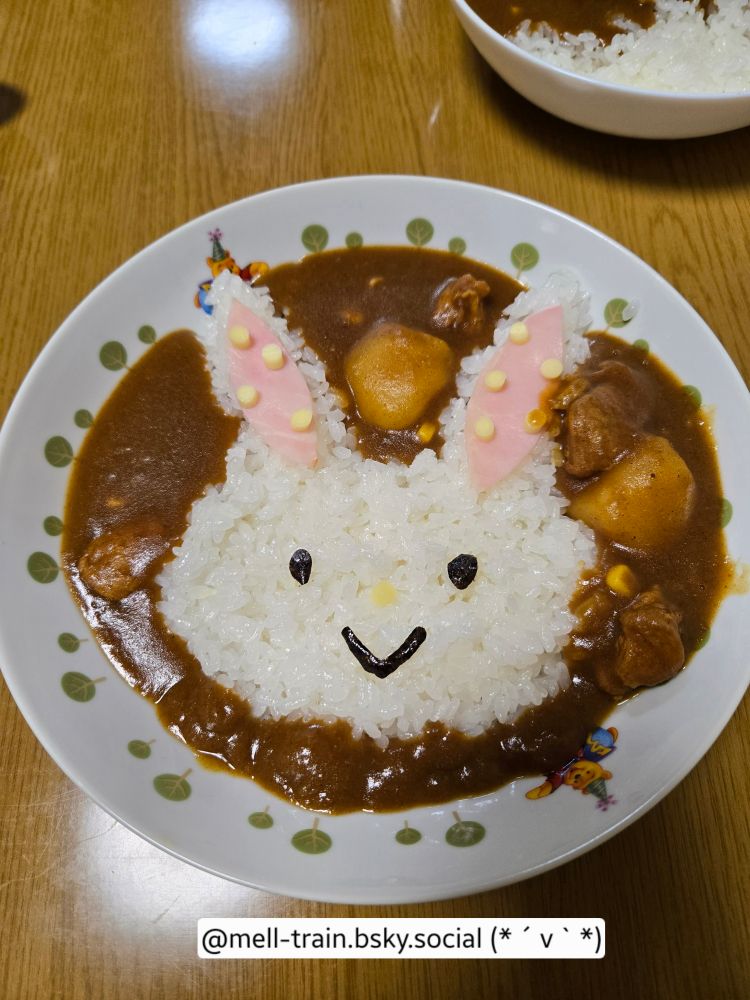 嫁が頬を表現するのを忘れたと言うことで、また改良版を。
耳→ハム、チーズ
鼻→チーズ
目、口→海苔