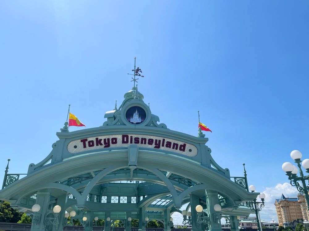 ディズニーランドの前にある門です