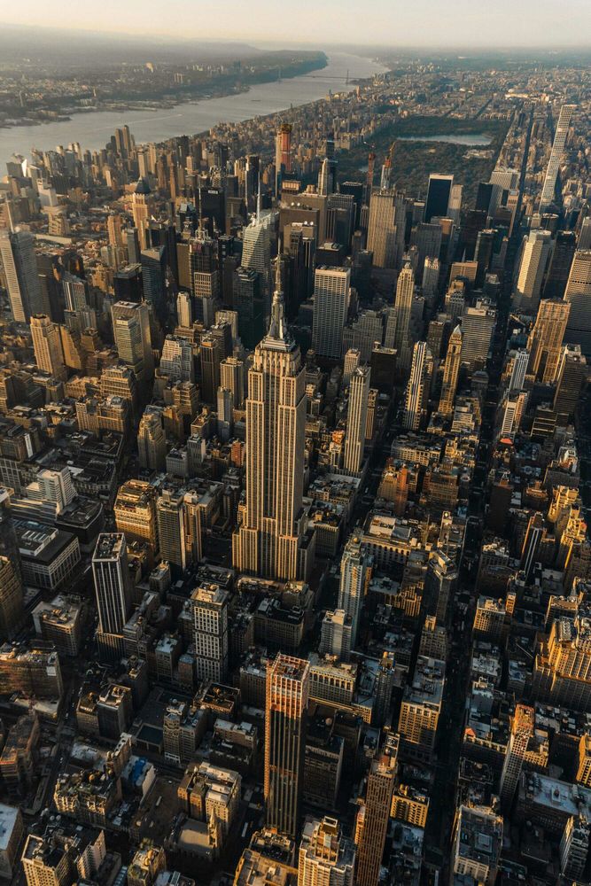 photo.by.unsplach:

https://unsplash.com/photos/empire-state-building-new-york-city-during-daytime-rfj_wOYQkus