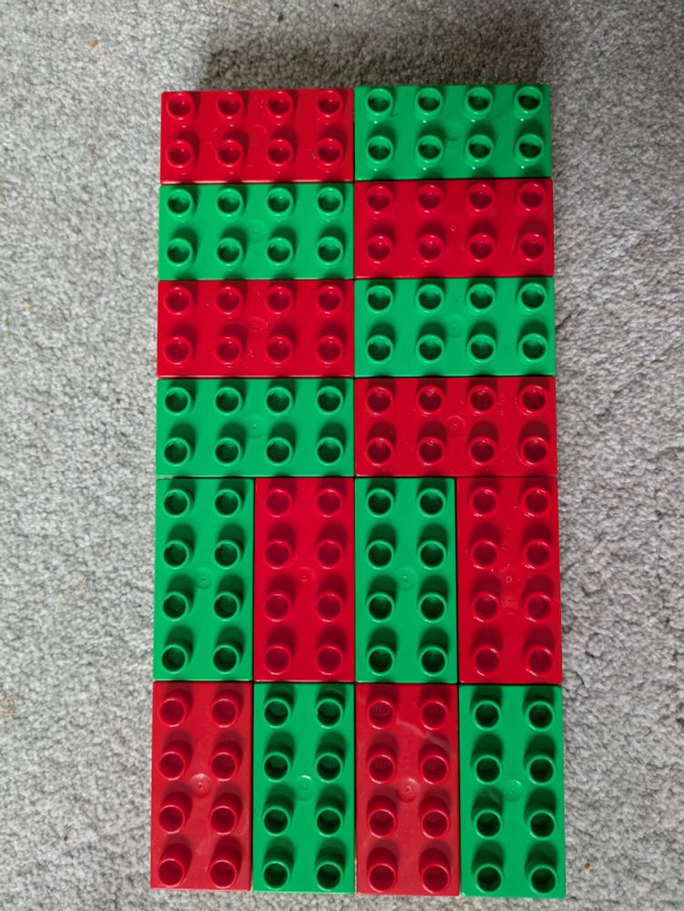 Red-green alternating pattern of Duplo.

Apologies for RG colourblind choice
