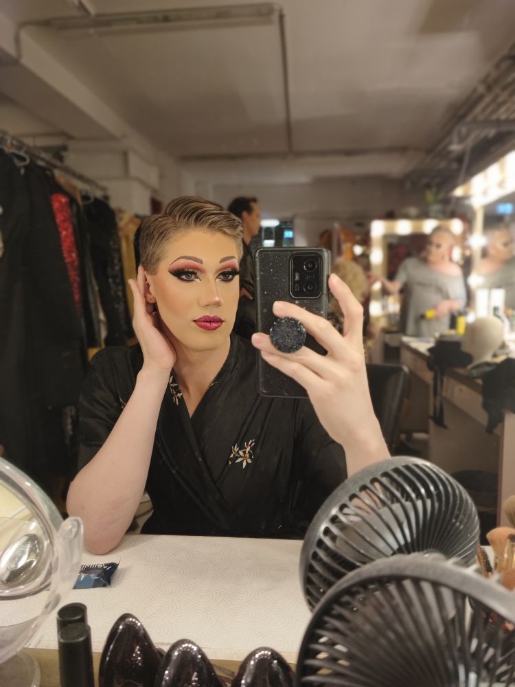 Selfie mit full face of drag makeup vorm Schminkspiegel