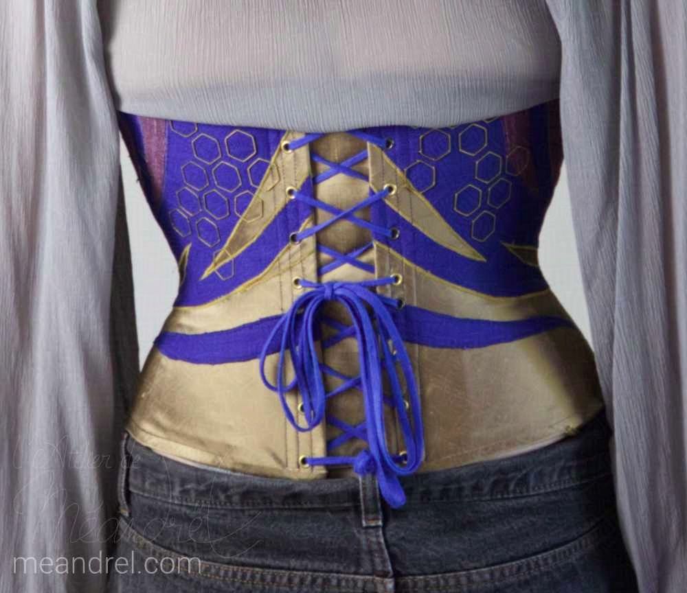 Photo de dos du corset, avec laçage bleu.