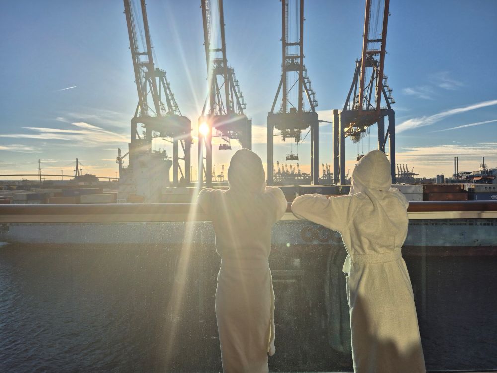 Meine Kids in Bademänteln und im Hintergrund Containerkräne 