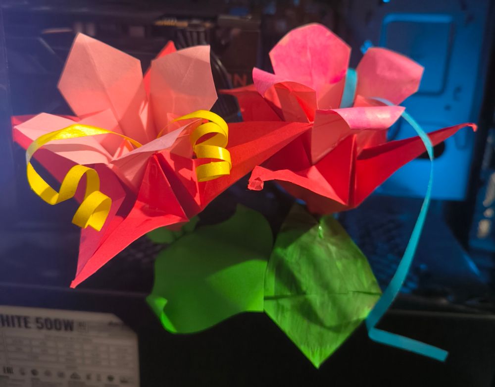 Fleurs en papiers dans une tour d'ordinateur
