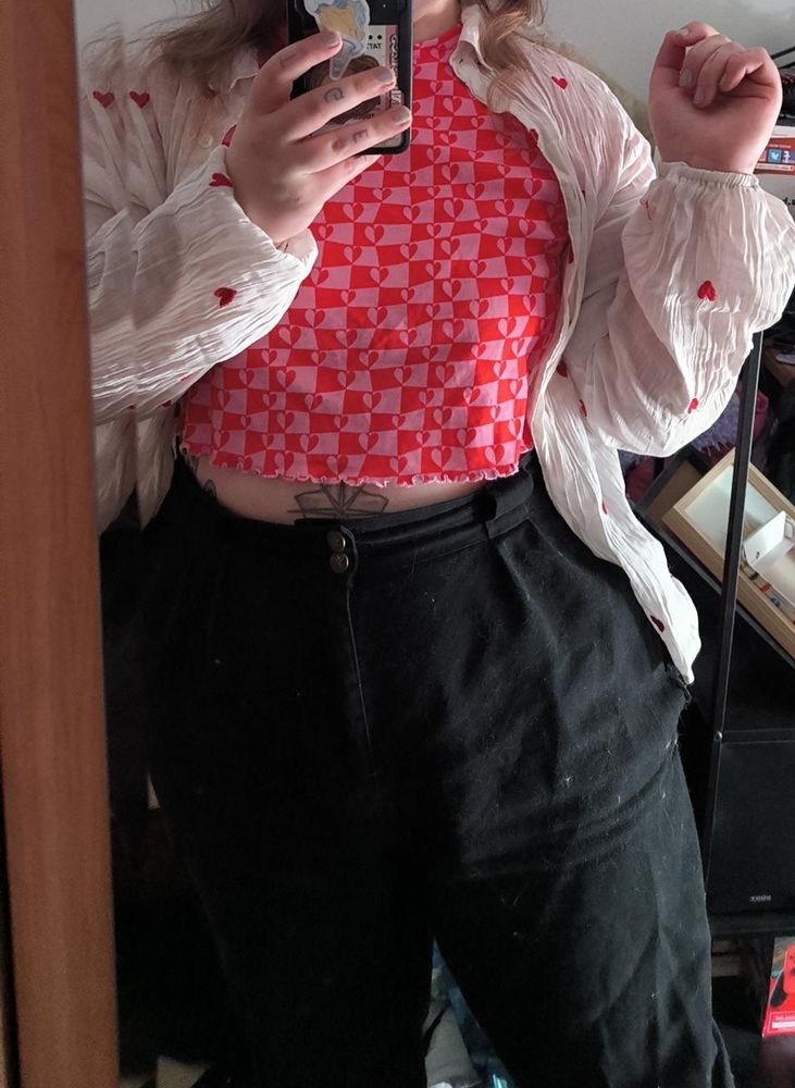 Tenue crop cœurs, chemise cœur, bidou apparent 