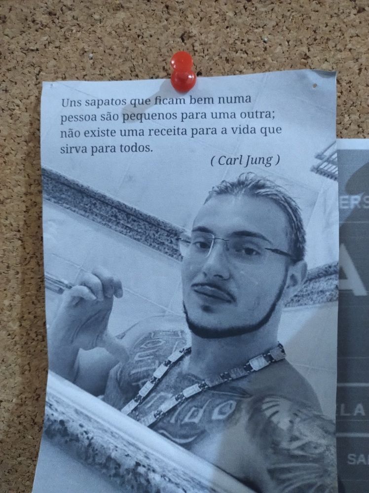 Foto do Putterier fazendo meio coração com a mão e a frase "uns sapatos que ficam bem numa pessoa são pequenos para uma outra; não existe uma receita para a vida que sirva para todos" creditada a Carl Jung