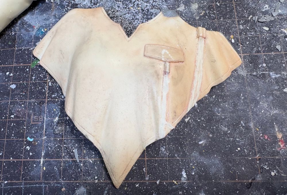 表面と合わせ目の修正のため塗装を落とし、紐部分を夫の竜太で削ったマント