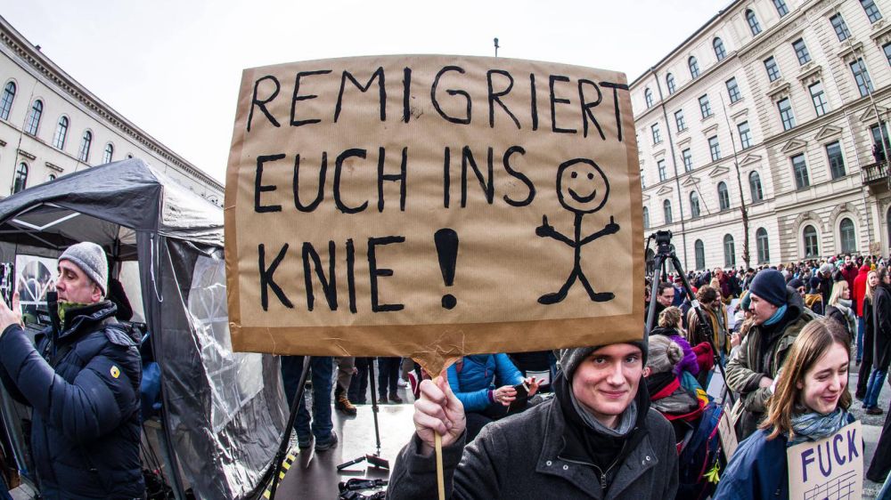 „Nazis essen heimlich Falafel“: Die originellsten Demo-Plakate und Sprüche gegen die AfD und Re...