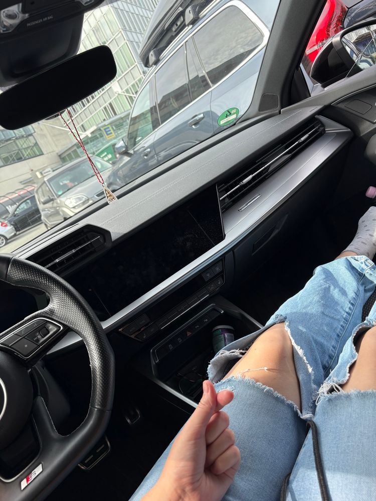 Point of View einer Person in einem Auto
Sie hat die Schuhe ausgezogen und die Beine auf den Beifahrersitz gelegt 
Sie zeigt ein Kpop Herz mit den Fingern 