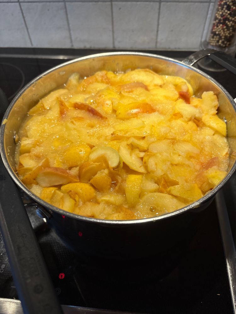 Äppelmos på väg att kokas.