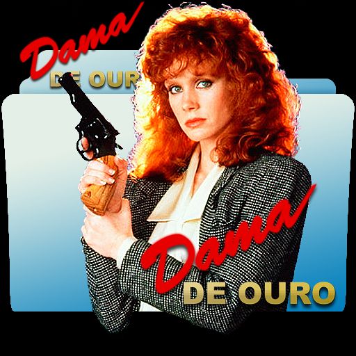 Foto da personagem Dama de Ouro. Uma mulher ruiva segurando um revólver e usando camisa branca e um paletó xadrez cinza e branco, com o xadrez bem pequeno