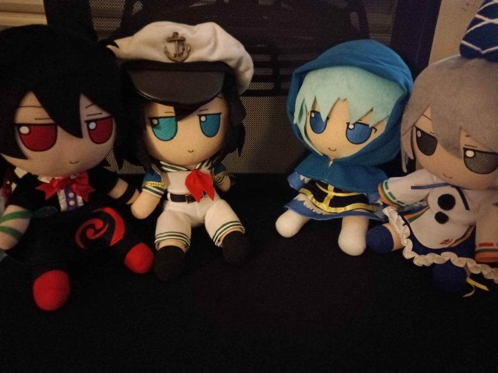 MuraNue and IchiFuto on a chair