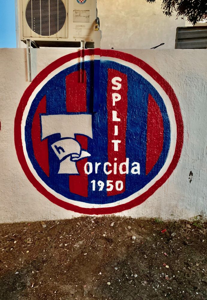 okrugli crveno plavi Torcida Hajduk Split 1950 mural, ajmo bijeli ale