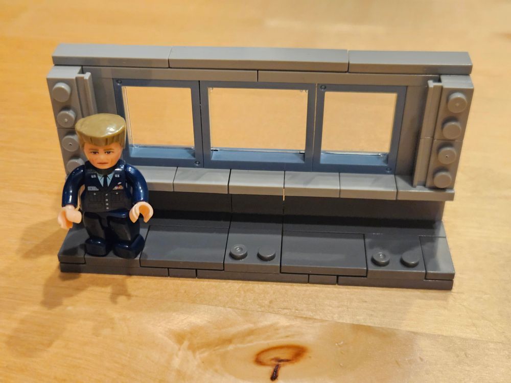 Ohne Tafel, die ist abnehmbar, steht O'Neil vor den Fenstern zum Gateraum.