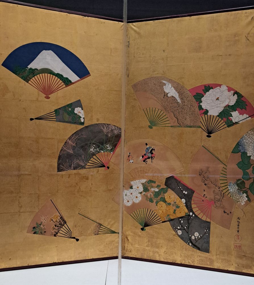 12枚の扇の描かれた襖。12ヶ月を表しているのかな？左下をよく見ると…...