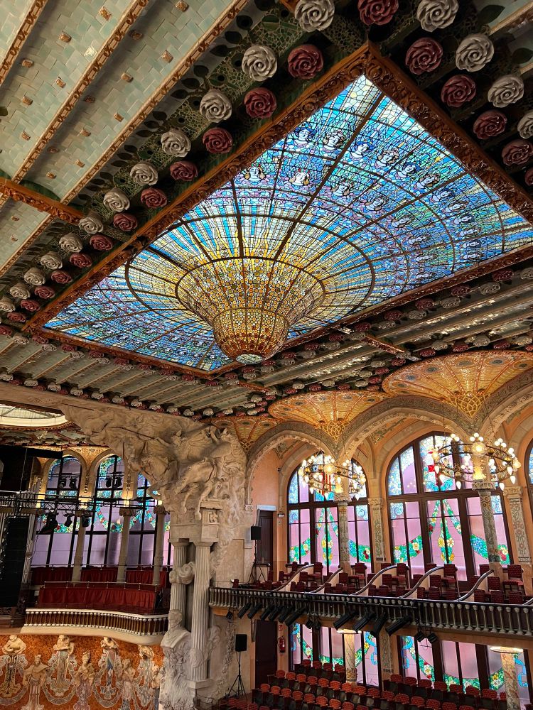 Vista del sostre des de baix a la Palau de la música catalana. Gran esfera de vidre invertida