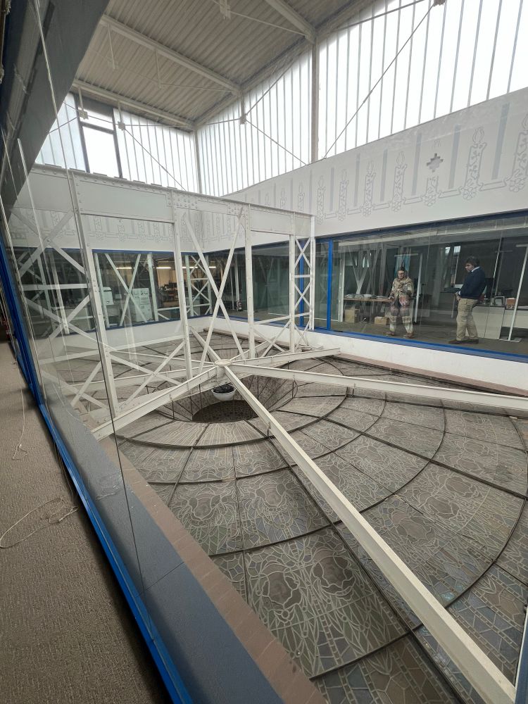 Vista del sostre des de dalt. La estructura amb ferro