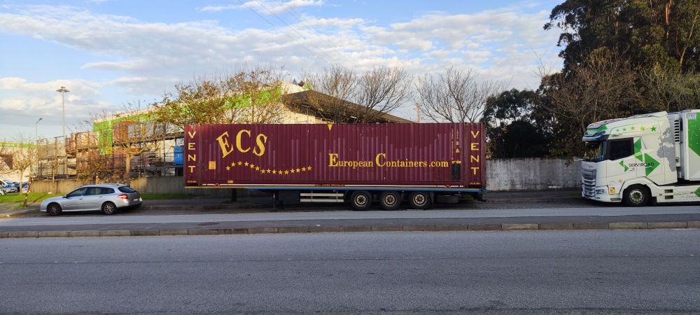 Container físico com as letras ECS pintadas na lateral