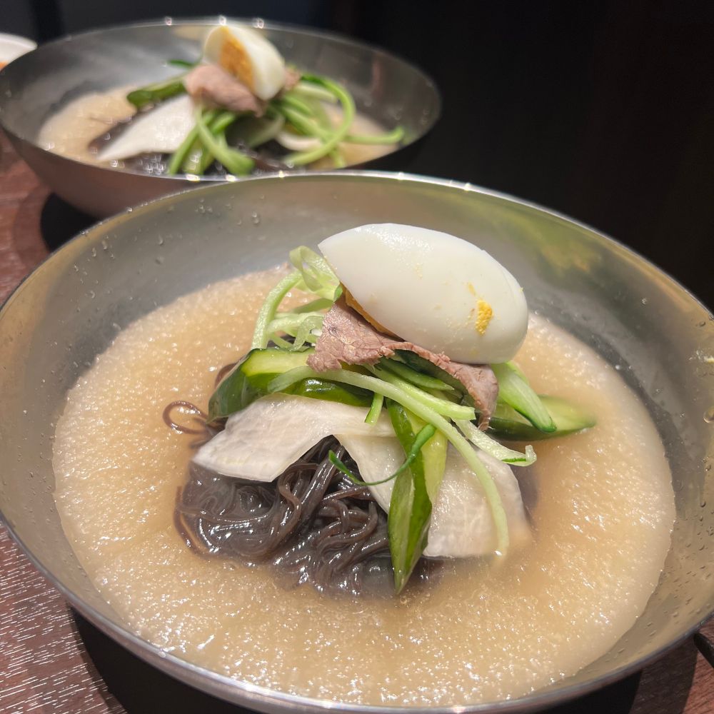 葛冷麺。スープが凍っていて、シャリシャリ。酢をかけて食べる。、