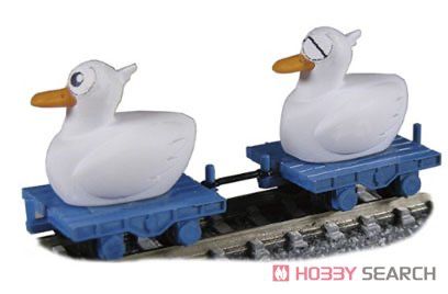 Deux wagons avec des petits oiseaux blancs.