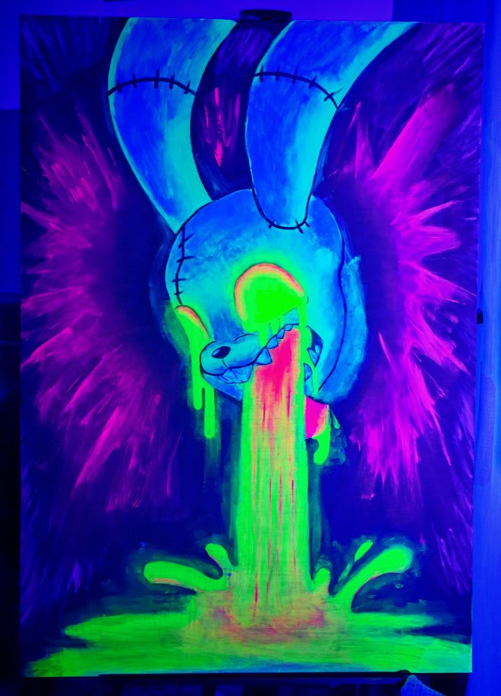 The image is a painting with a psychedelic horror style. It depicts a creature with a head resembling a rabbit, with stitched seams on its skin, reminiscent of a patched-up stuffed toy. Its eyes glow in a bright yellow-green hue, and its mouth is wide open, revealing sharp teeth.

A stream of fluorescent yellow and orange liquid is pouring out of the creature’s mouth, melting and spreading across the lower part of the painting. The background is dark with bursts of intense colors, mainly fuchsia and black, creating a chaotic and unsettling energy.

The artwork combines horror, punk, and psychedelic aesthetics, using strong color contrasts and expressive brushwork to create a powerful visual impact.

