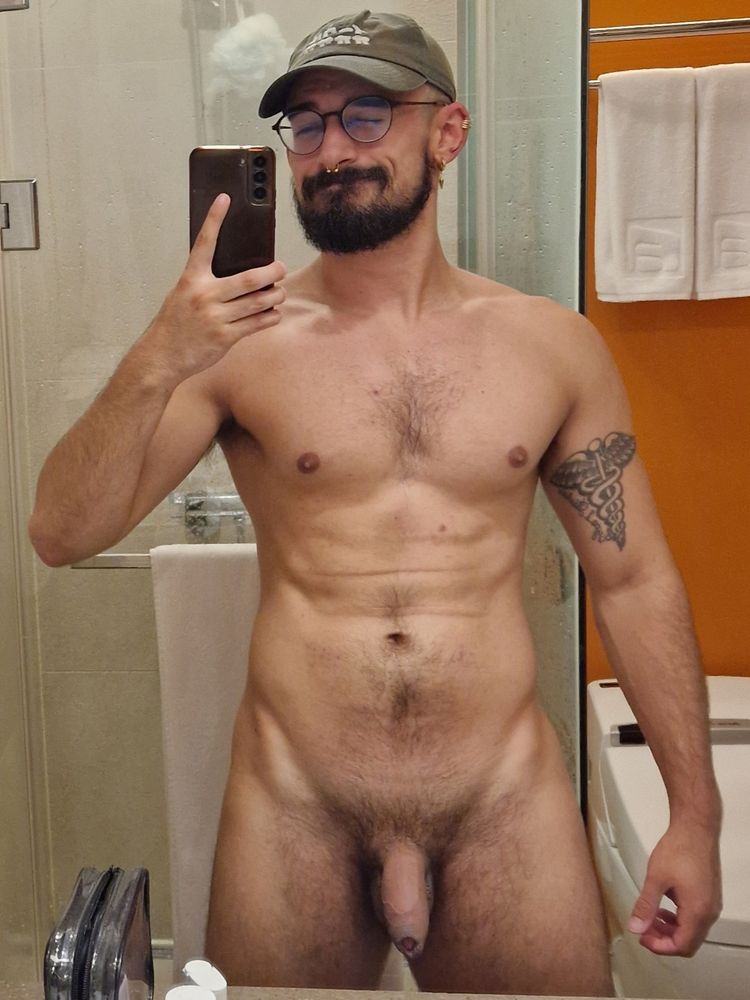 Dizzy smiling, naked except for his green hat