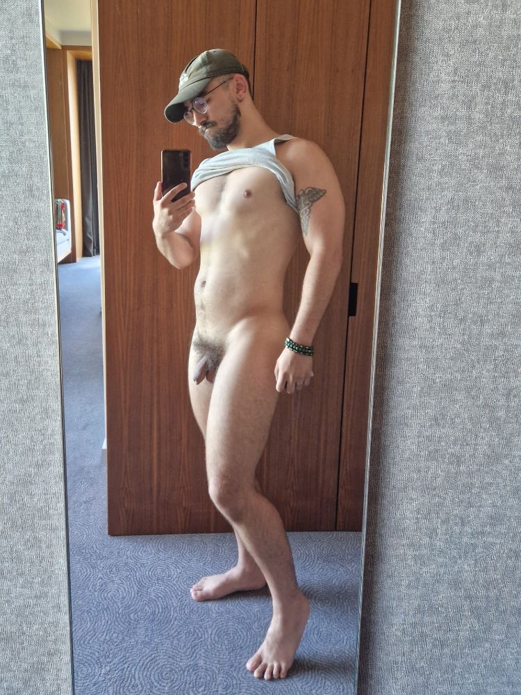 Dizzy posing naked in a hotel mirror