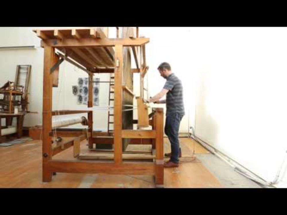 A Jacquard loom in action