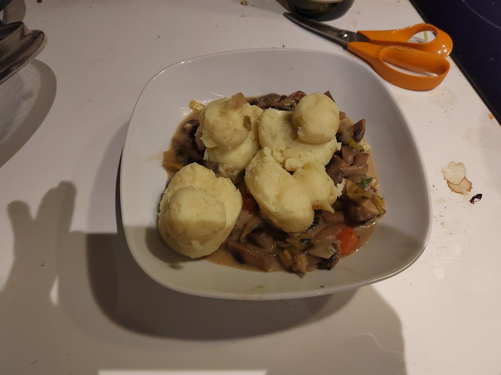 Blanquette des champignon dans laquelle nage des canards en purée 