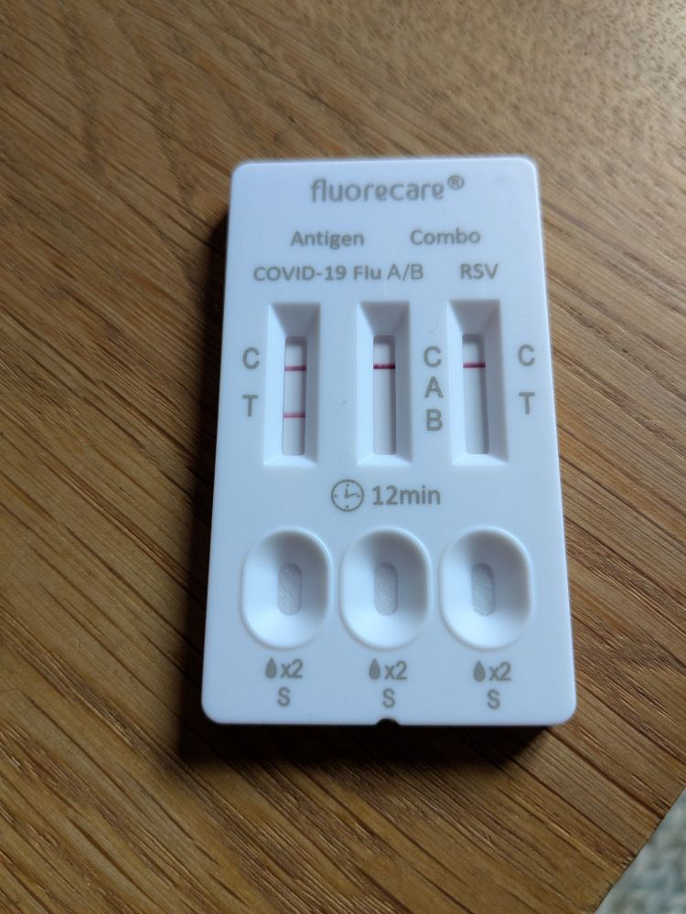 Ein Foto eines Vierfach-Tests mit positivem Ergebnis bei Covid-19.