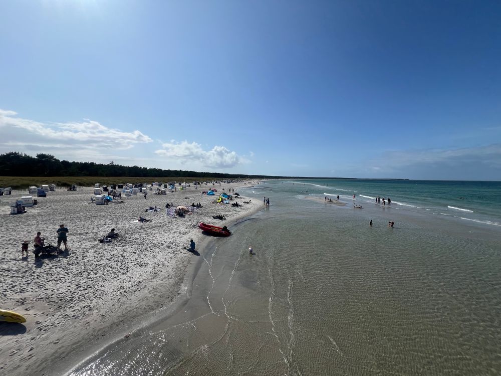 Blick auf den Strand vom Beginn der Seebrücke aus.