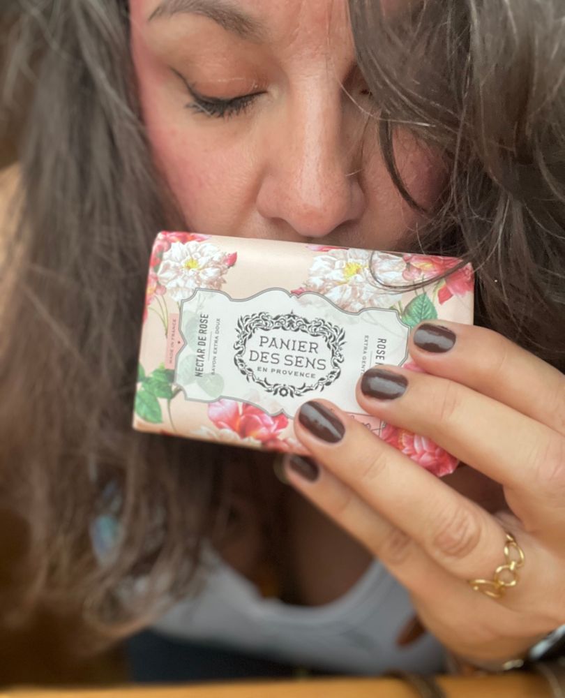 Selfie mit geschlossenen Augen an einem Stück „Panier des Sens, Nectar de Rose“ - Seife riechend, das ich in der linken Hand halte.