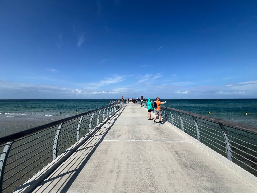 Erster Teil der Seebrücke. Touristen bewundern das grün-blaue Meer.