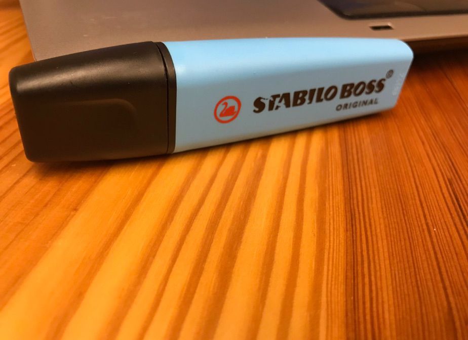 Stabilo Marker, Hellblau, auf der Seite liegend