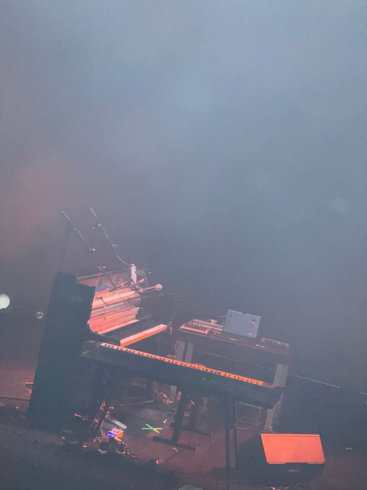 Bühne im Trockennebel mit Keyboards