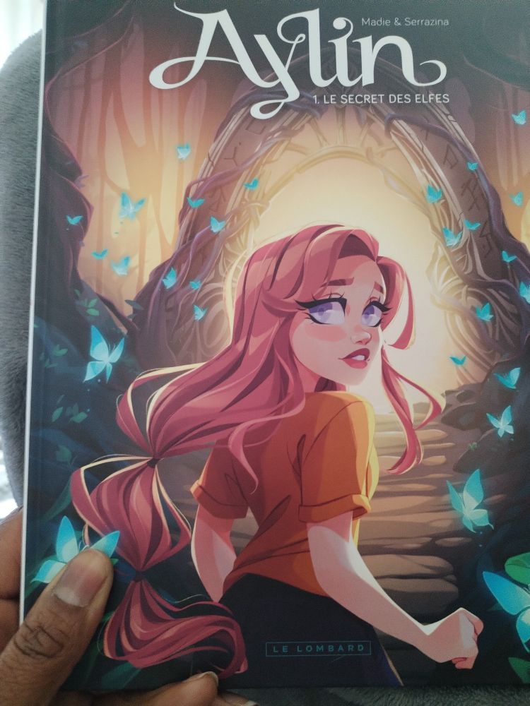 Livre "Aylin tome 1 : Le secret des elfes" écrit par Serrazina et illustré par Madie (éditions Le Lombard) 
