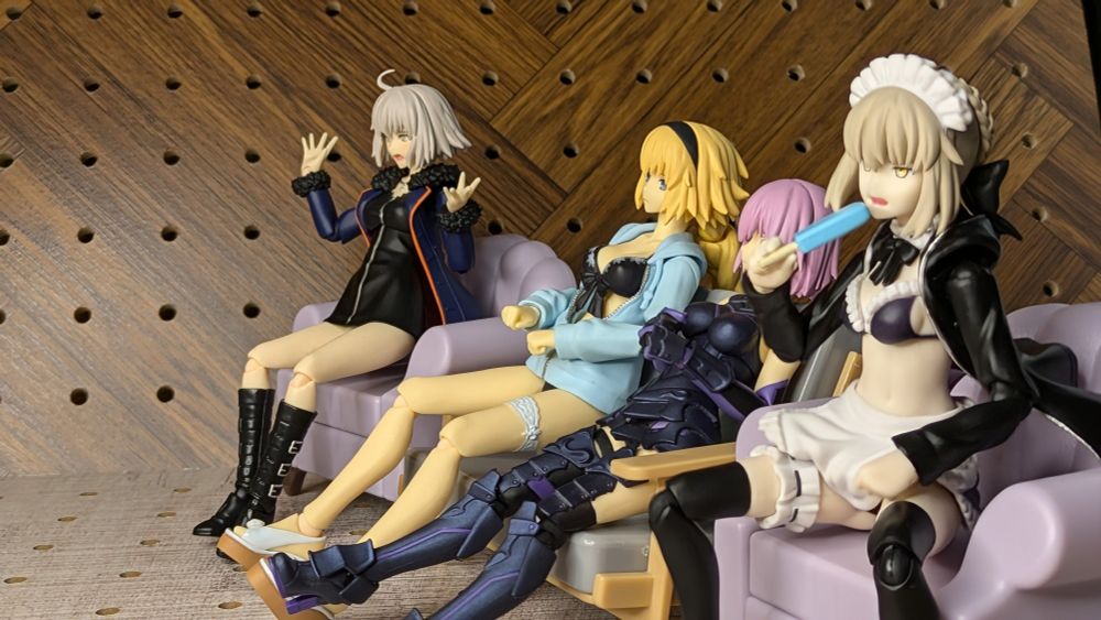 邪「何よコイツ。品性を欠片も感じないわね。早くマスターちゃんを見せなさいよ！燃やすわよ！」
ジャ「私が見たいのは愛しの弟君であって下心を滾らせる怪人ではありません。（静かな怒り)」
マ「………（唖然)」
メイド「非常に不快。下劣。ご主人様の爪の垢を煎じて飲め」