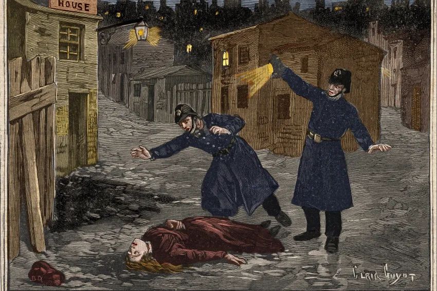 Illustration du journal "Le Petit Parisien" en 1891 pour un article sur une nouvelle victime de Jack L'Eventreur. L’image montre un corps féminin allongé sur le dos ; la gorge de la victime a été tranchée. Deux policiers se tiennent debout face à elle. L’un l’éclaire avec une lampe, l’autre tend le bras droit et est penché vers elle. Ils sont saisis de stupeur. 