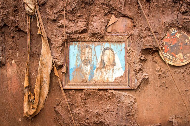 Terrorismo de barragem: como mineradoras usam sirenes para expulsar moradores