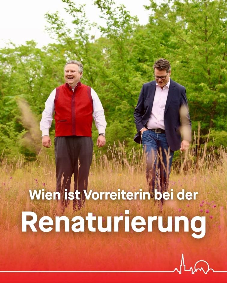 zwei Männer gehen auf einem Feld.