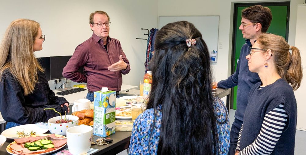Over breakfast, our young researchers pitched their current research to Prof. Koen Frenken who gave advice, challenged ideas and shared experiences. In the picture: Klara Jungkunz, Prof. Koen Frenken, Yannick Eckhardt, Johanna Höhl, Denise Gutiérres, and Claudio López. 