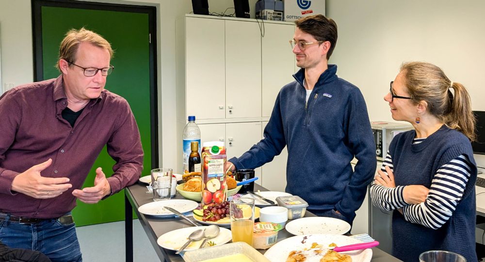 Over breakfast, our young researchers pitched their current research to Prof. Koen Frenken who gave advice, challenged ideas and shared experiences. In the picture: Prof. Koen Frenken, Yannick Eckhardt, and Johanna Höhl.