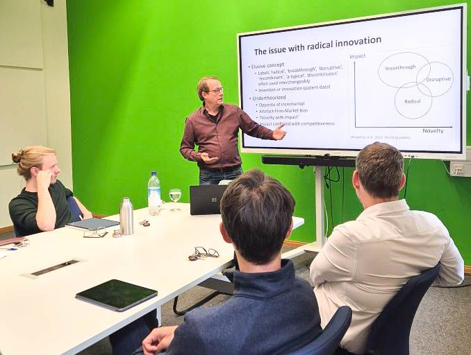 Prof. Koen Frenken, presenting his research on radical innovation at our research seminar. In the picture: Jakob Hoffmann, Koen Frenken, Johannes Glückler, and Yannick Eckhardt.